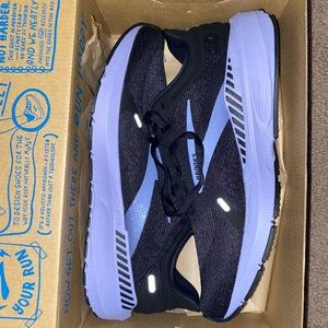 Brooks Launch Gts 9. Size 9. Brand new.